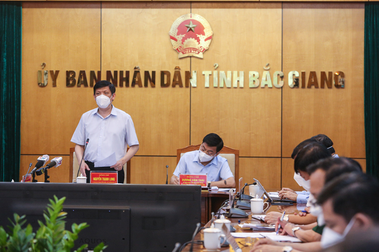 Bộ trưởng Bộ Y tế Nguyễn Thanh Long họp chỉ đạo chống dịch tại tỉnh Bắc Giang