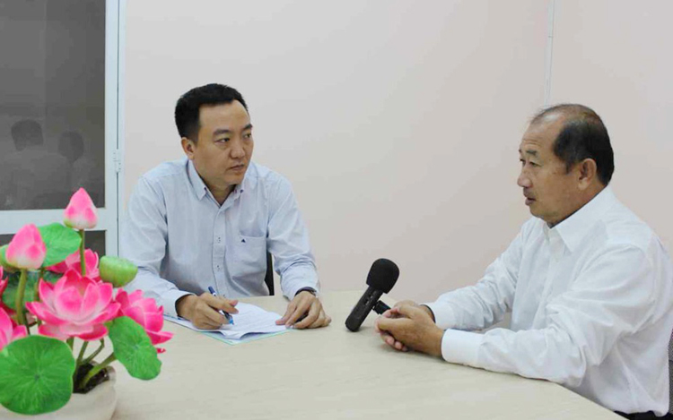 Phóng viên Đài TNVN phỏng vấn ông Đoàn Tấn Bửu (bìa phải). (Ảnh: Phạm Hải)