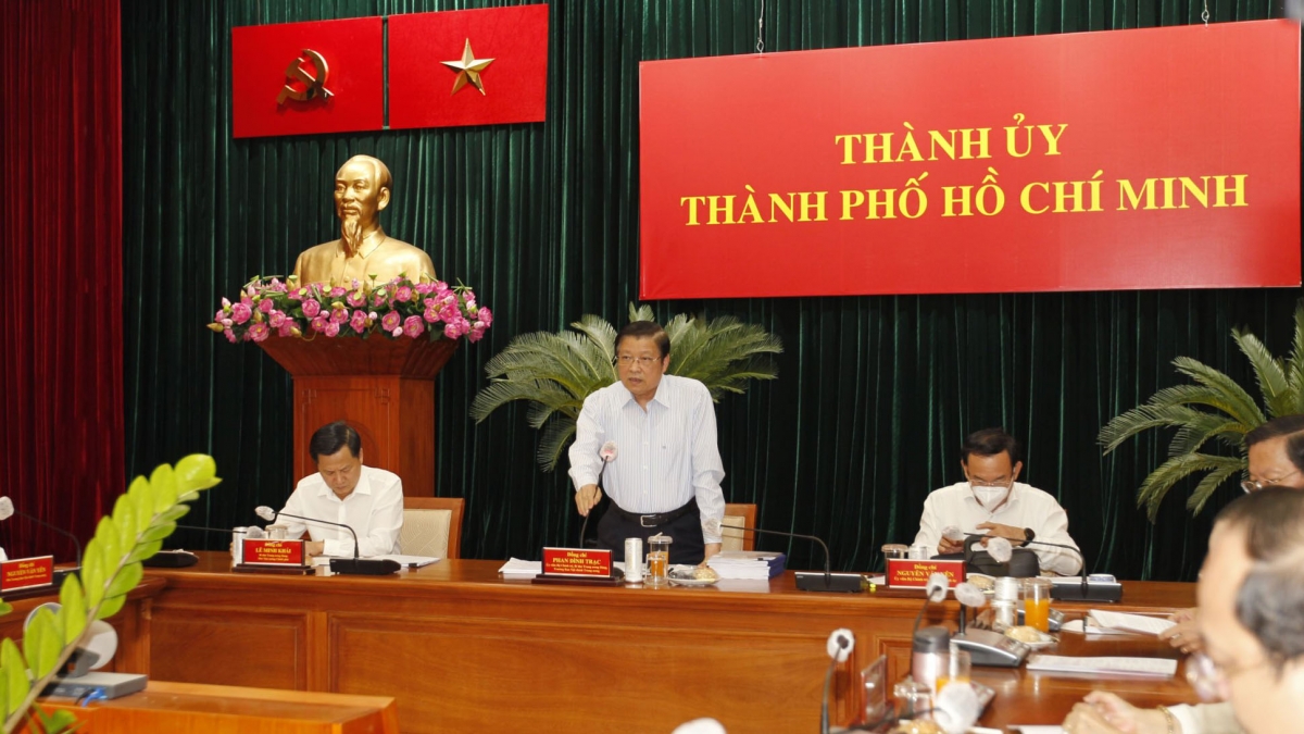 Bà Nguyễn Hương Giang - Chủ tịch UBND tỉnh Bắc Ninh cùng các đại biểu tham quan gian hàng sách trong ngày khai mạc hội sách.