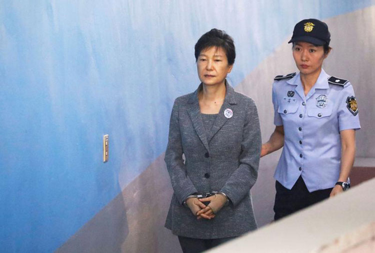 Cựu Tổng thống Hàn Quốc Park Geun-hye (trái) được áp giải đến phiên tòa ở Seoul năm 2017. (Ảnh: Reuters)
