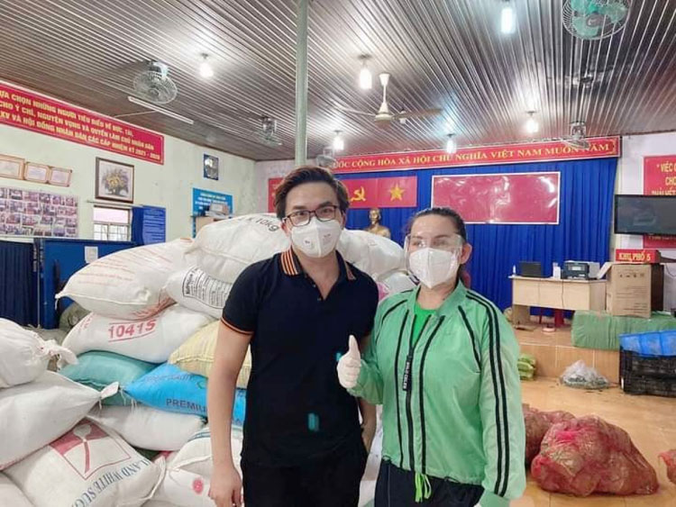 Ca sĩ Phi Nhung và MC Đại Nghĩa đi làm từ thiện hồi đầu tháng 8. (Nguồn: FBNV)