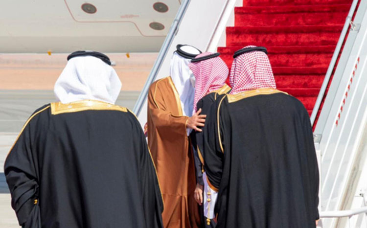 Ngày ngày 5/1, Thái tử Arab Saudi Mohammed Bin Salman đã đích thân ra tận cầu thang máy bay đón Quốc vương Qatar Tamim và hai người đã ôm hôn nhau thân thiết. (Ảnh: Reuteur)