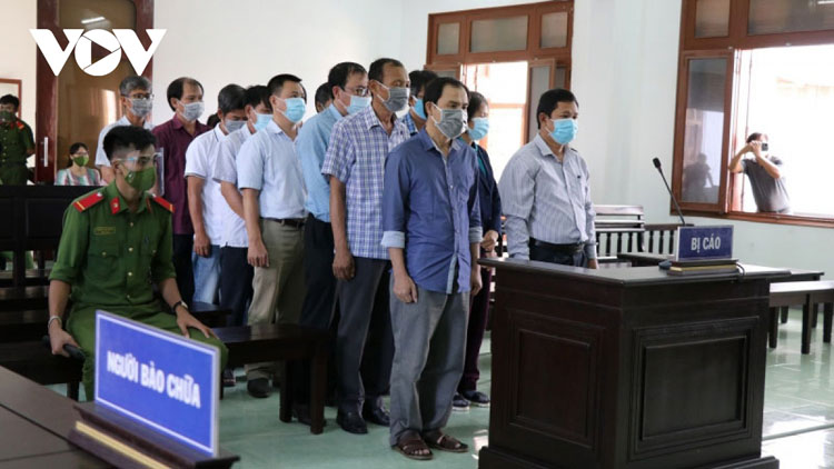TAND tỉnh Phú Yên tuyên án 18 bị cáo trong vụ án lộ đề thi công chức tỉnh Phú Yên 2017 - 2018. (Ảnh: Phạm Cường)