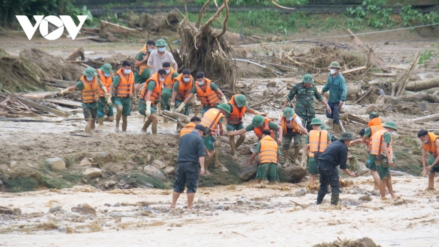 Lực lượng quân đội tham gia tìm kiếm nạn nhân trong trận lũ quét tại thôn Làng Nủ, xã Phúc Khánh, huyện Bảo Yên, Lào Cai. 