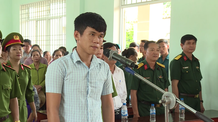 Bị cáo Phạm Minh Hiếu, trú tại tỉnh Quảng Ngãi lĩnh án 12 tháng tù giam vì nhiều lần trốn tránh thực hiện nghĩa vụ quân sự. (Ảnh: Dân trí)