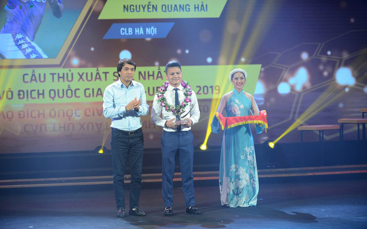 Quang Hải ẵm giải Cầu thủ xuất sắc nhất V-League 2019 (Ảnh: Dương Thuật).