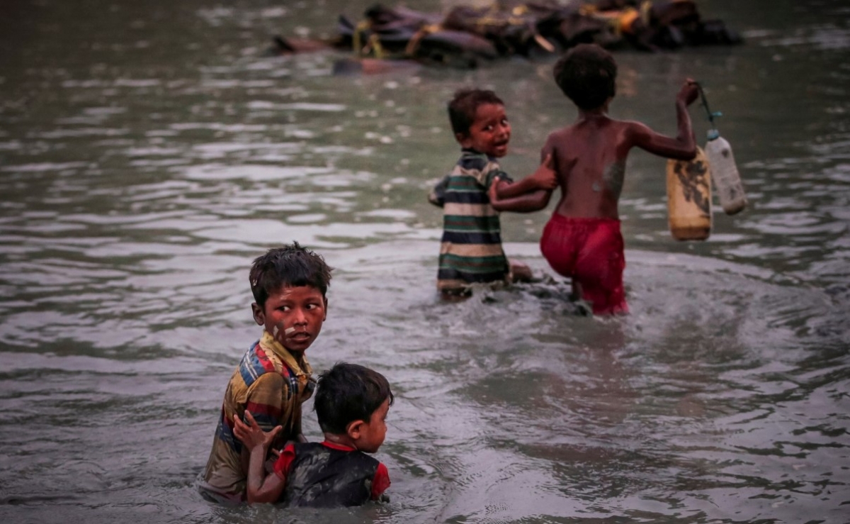 Những đứa trẻ Rohingya vượt qua sông Naf để sang lánh nạn tại Bangladesh hồi năm 2017. (Ảnh: Reuters)