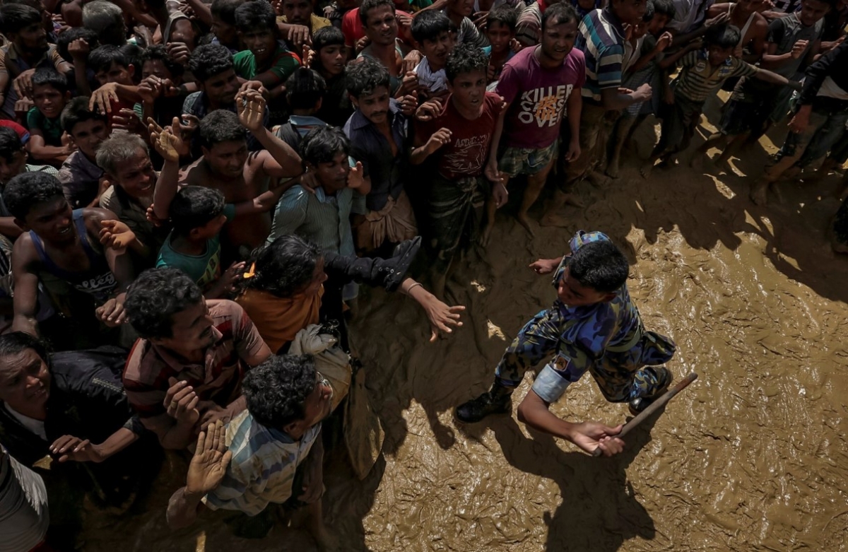 Một binh sỹ trấn áp người Rohingya tại trại tị nạn ở Bangladesh. (Ảnh: Reuters).