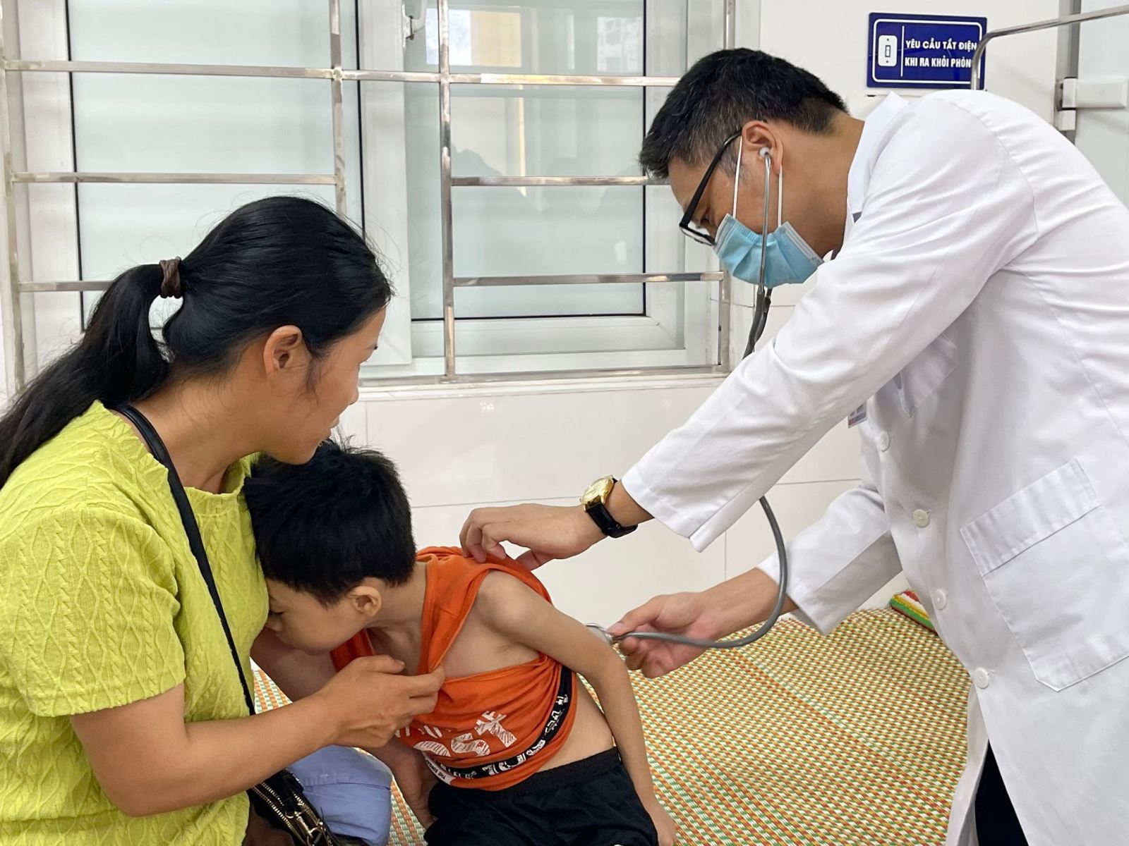 Bác sĩ Phùng Xuân Hách thăm khám cho bệnh nhi.