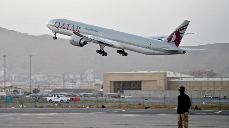 Chuyến bay thương mại quốc tế đầu tiên rời Kabul, mang theo công dân nước ngoài. (Ảnh: AFP)
