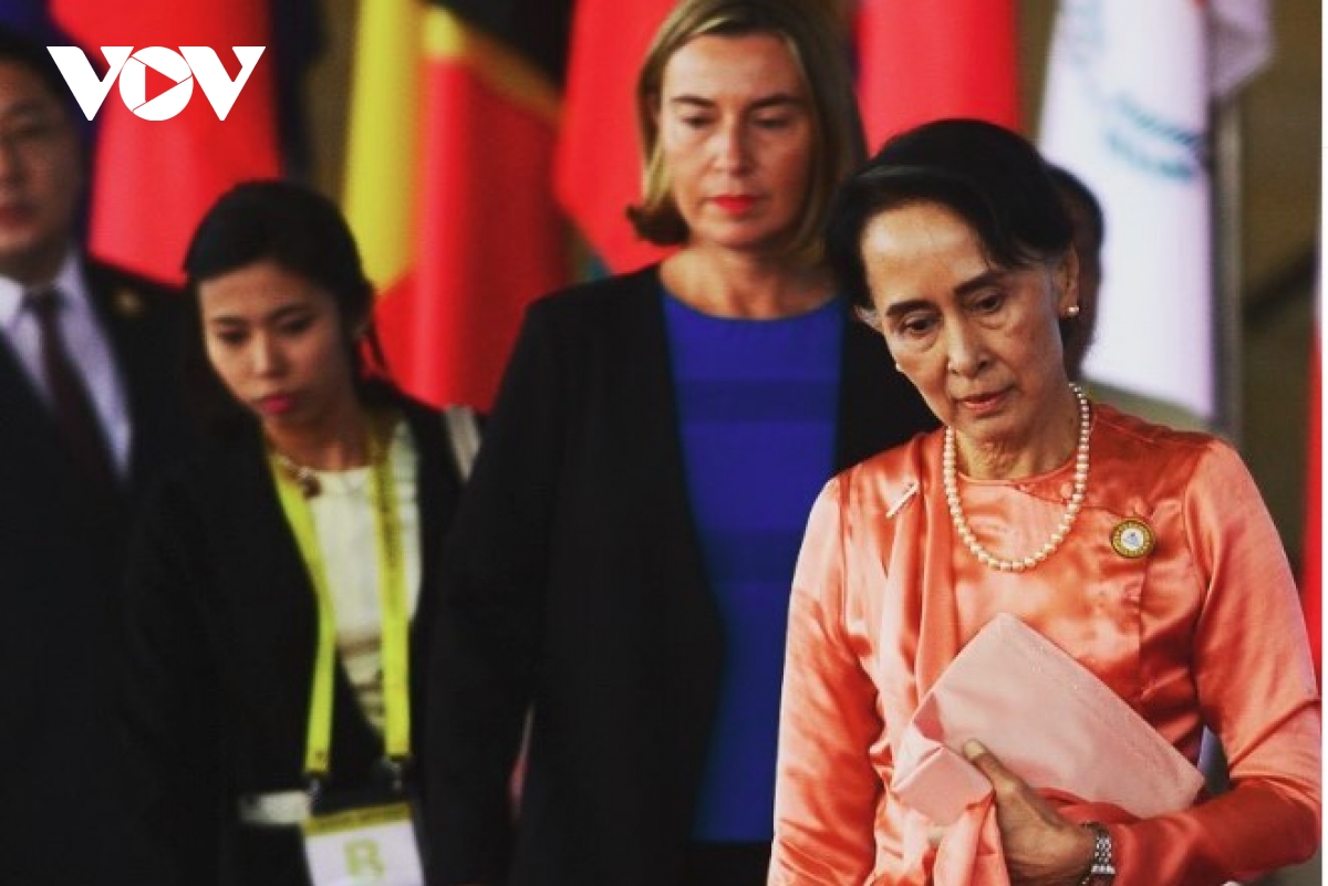 Bà Aung San Suu Kyi im lặng sau những câu hỏi về thảm họa Rohingya ở hội nghị ASEM 13 diễn ra ngay tại Myanmar. (Ảnh: Quang Trung).