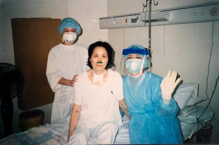 Các y bác sĩ cùng chị Nguyễn Thị Mến chiến đấu giành giật lại sự sống năm 2003. (Ảnh: Facebook nhân vật) 
