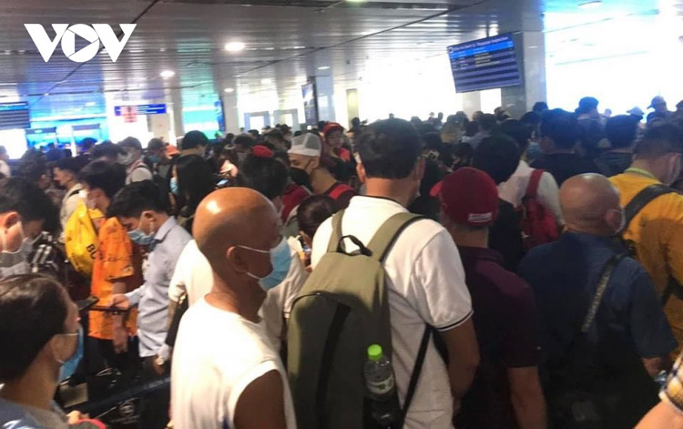 Sảnh chờ khu vực soi chiếu an ninh nhà ga quốc nội sân bay Tân Sơn Nhất ngày 17/4 đông nghẹt hành khách. 