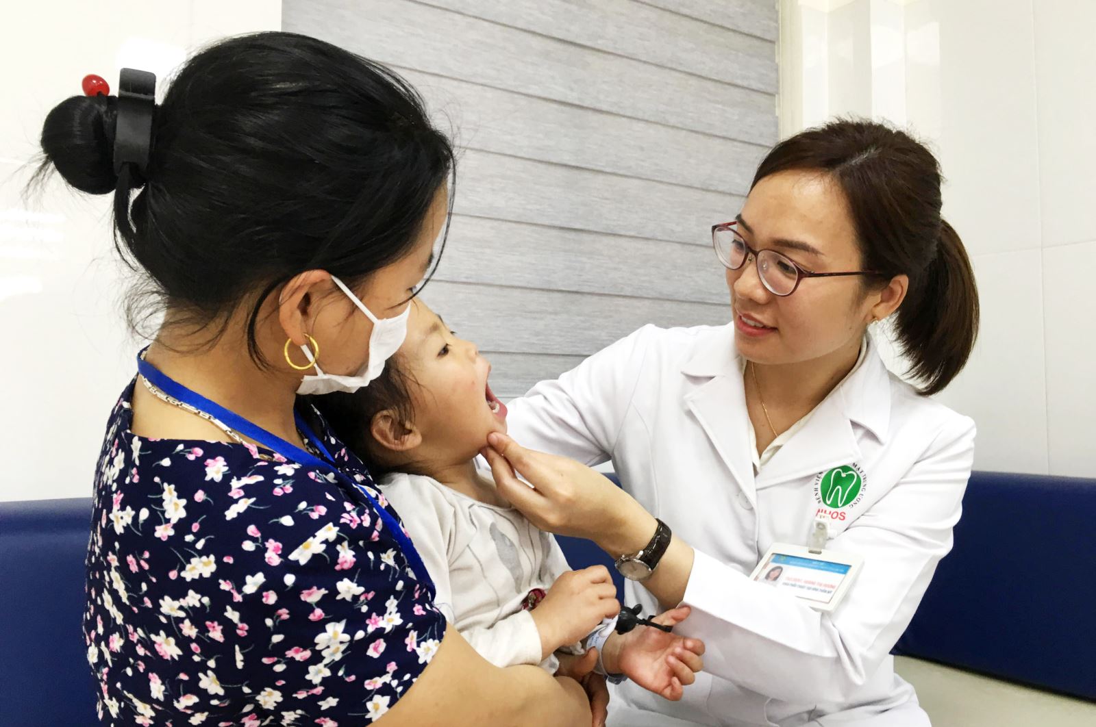Bác sĩ Hoàng Thị Hương thăm khám cho bệnh nhân Tr trước khi tiến hành cuộc mổ lần 2.