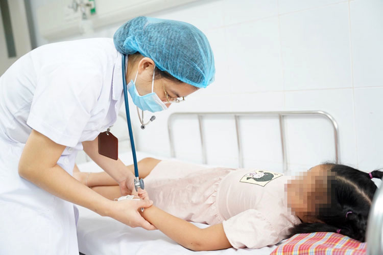 Bác sĩ Bệnh viện Nhi Trung ương thăm khám cho trẻ mắc sốt xuất huyết.