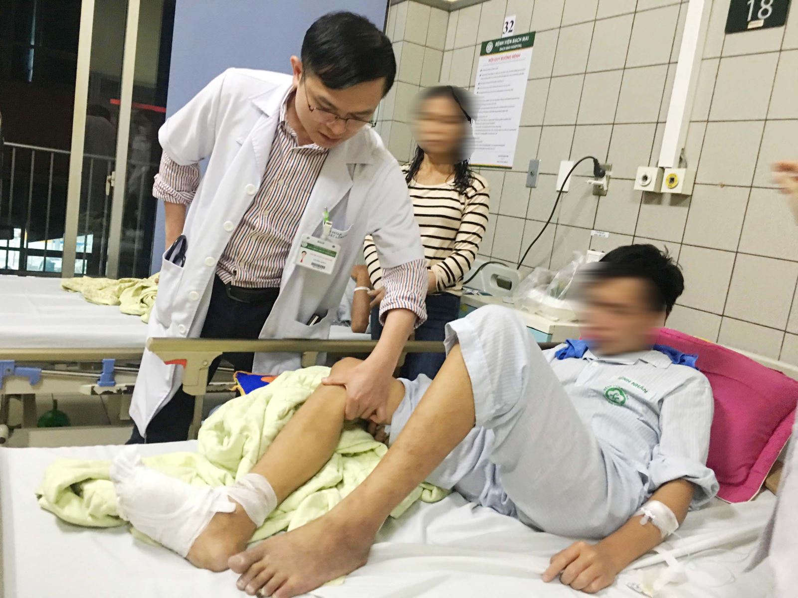 TS.BS Ngô Gia Khánh đang thăm khám cho bệnh nhân L.K.M