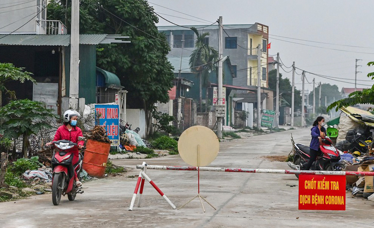 Lực lượng chức năng lập chốt nhằm kiểm soát lượng người và xe ra vào ở xã Sơn Lôi. (Ảnh: zing.vn)