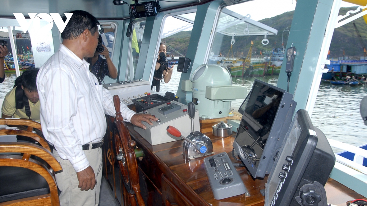 Ngư dân tỉnh Bình Định kiểm tra thiết bị trước khi tàu xuất phát.