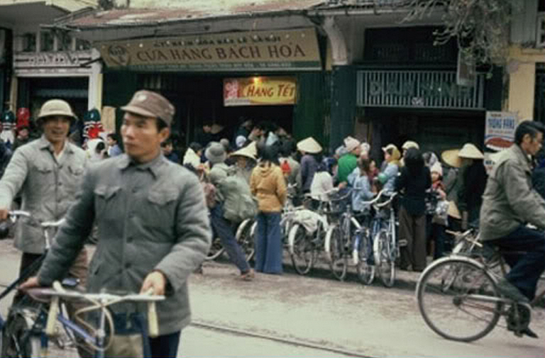 Một điểm bán hàng Tết năm 1973 tại Hà Nội. (ảnh: KT)