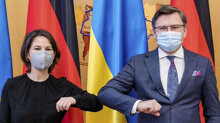 Ngoại trưởng Đức Annalena Baerbock gặp đồng nghiệp Ukraine Dmytro Kuleba tại Kiev. (Ảnh: SITA/AP)