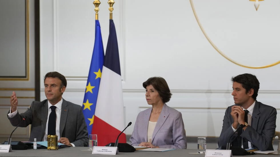 Tổng thống Emmanuel Macron (trái) trong cuộc họp hội đồng bộ trưởng đầu tiên sau khi cải tổ nội các ngày 21/07/2023. (AP - Christophe Ena)