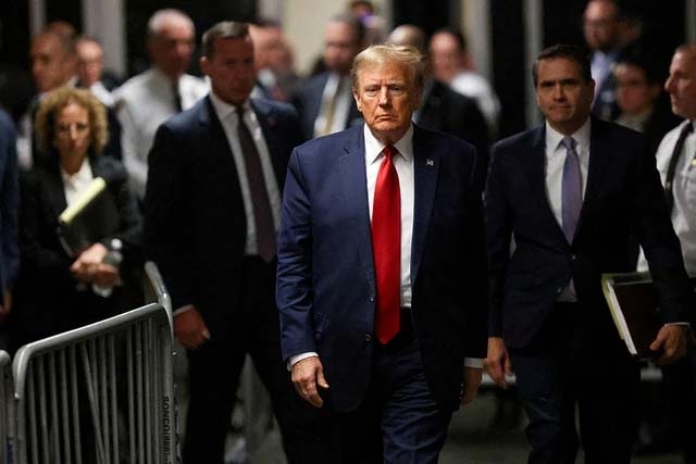 Ông Donald Trump đối mặt phiên tòa hình sự đầu tiên ở TP.New York (bang New York) ngày 15/4. (Ảnh: Reuters)