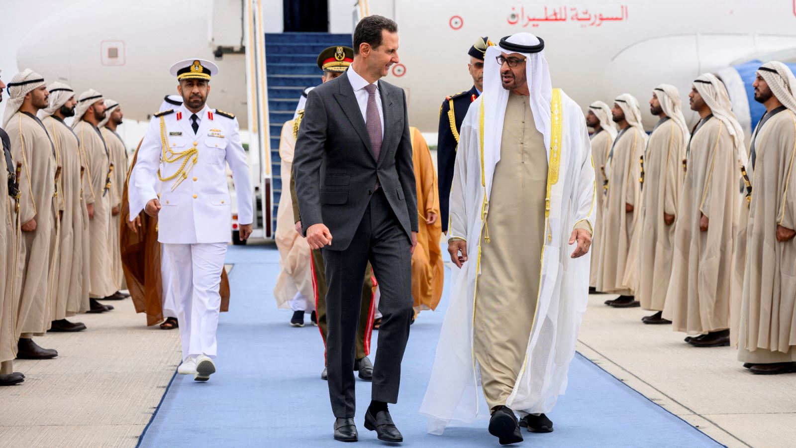 Tổng thống UAE, Sheikh Mohamed bin Zayed Al Nahyan đón tiếp Tổng thống Syria, Bashar al-Assad tới thăm UAE hồi tháng 3 năm nay. (Ảnh: New York Times)