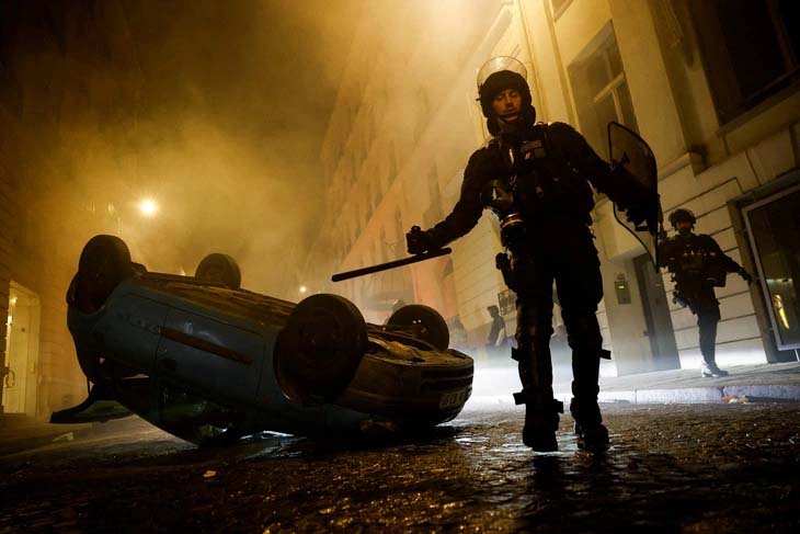 Cảnh sát ở Paris tối 2/7, đêm thứ năm liên tiếp xảy ra bạo loạn. (Ảnh: REUTERS)