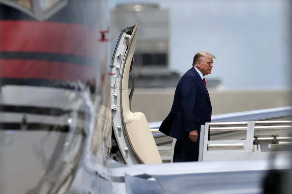 Cựu Tổng thống Donald Trump đến Phi trường Quốc tế Miami, hôm 12/06/2023 tại Miami, Florida. (Ảnh: Win McNamee/Getty Images)