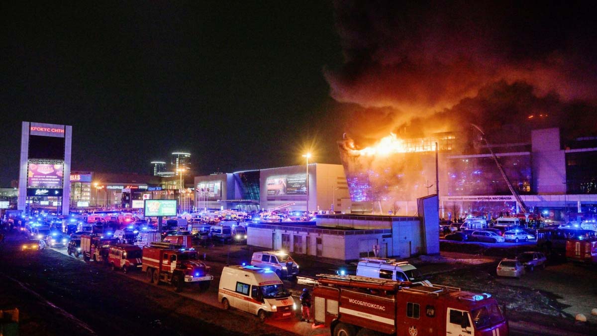 Trung tâm thương mại Crocus bùng cháy khi bị tấn công. (Ảnh: Reuters)