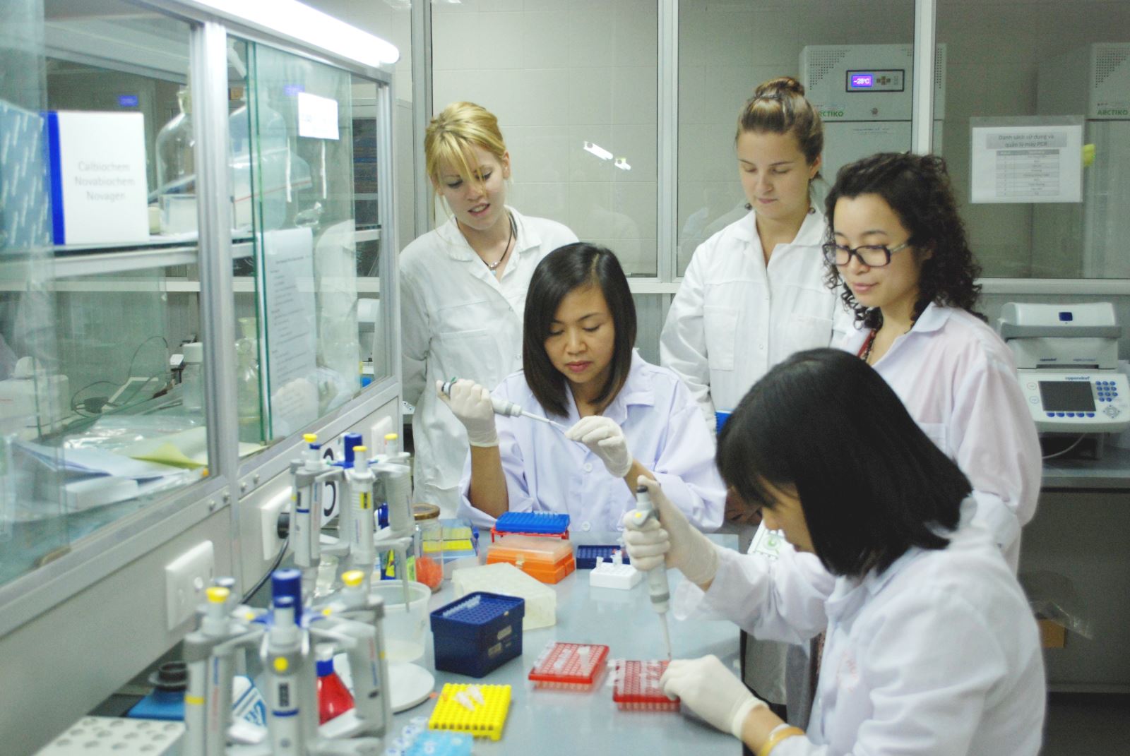 GS.TS.BS Trần Vân Khánh làm thí nghiệm cùng các đồng nghiệp tại Trung tâm Nghiên cứu Gen-Protein, Trường Đại học Y Hà Nội.