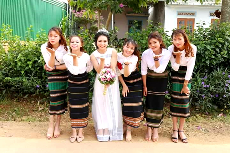 Trang phục phối thổ cẩm được sử dụng trong đám cưới.