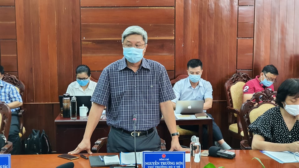 Thứ trưởng Bộ Y tế Nguyễn Trường Sơn phát biểu tại buổi làm việc với Ban Chỉ đạo phòng, chống dịch Covid-19 tỉnh Quảng Ngãi. (Ảnh: Tuấn Dũng) 