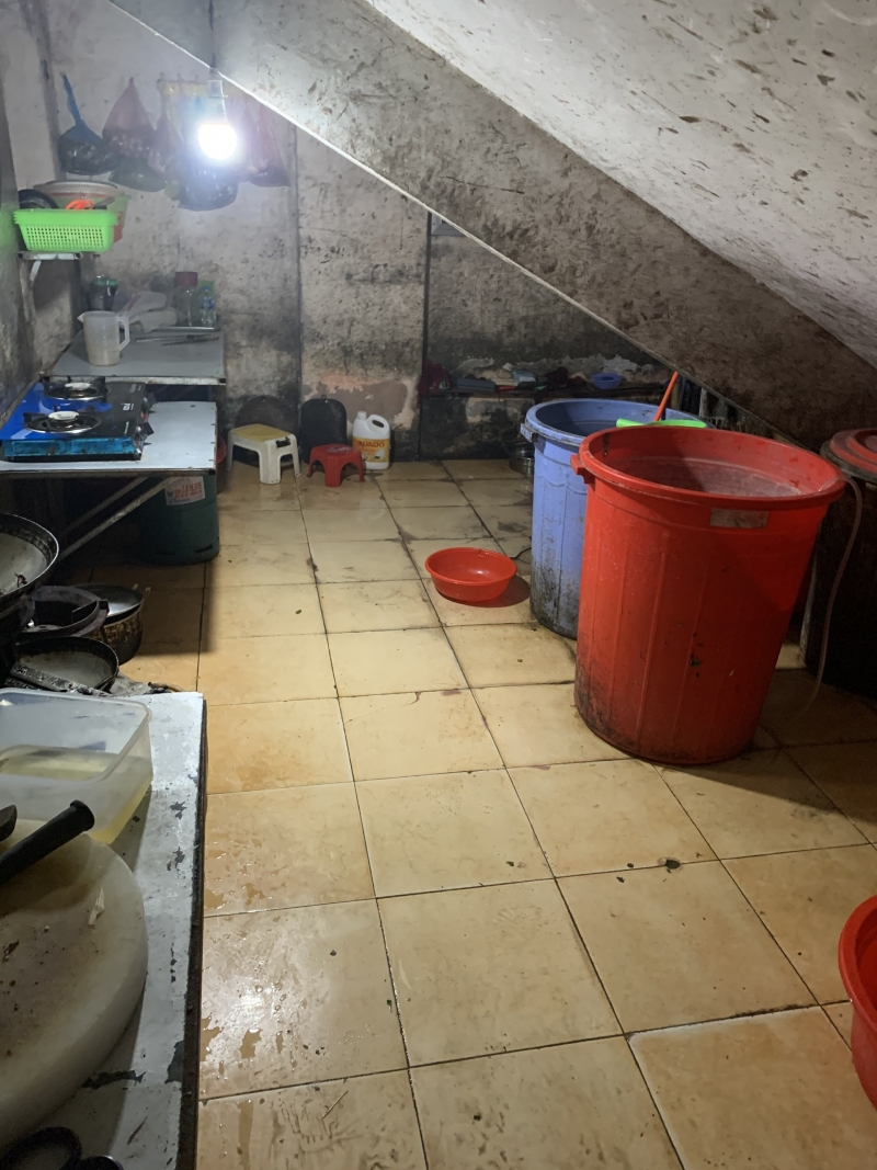 Tình trạng mất vệ sinh tại khu vực bếp nấu của 1 cơ sở kinh doanh lẩu nướng trên địa bàn thành phố Lạng Sơn (tỉnh Lạng Sơn).