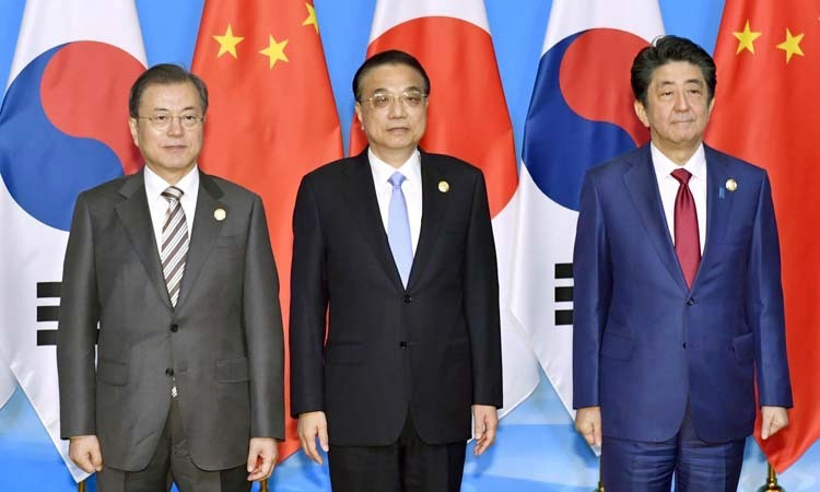 Tổng thống Hàn Quốc Moon Jae-in (ngoài cùng bên trái), Thủ tướng Trung Quốc Lý Khắc Cường (giữa) và Thủ tướng Nhật Bản Abe Shinzo tại Thành Đô, Trung Quốc. (Ảnh: Reuters)