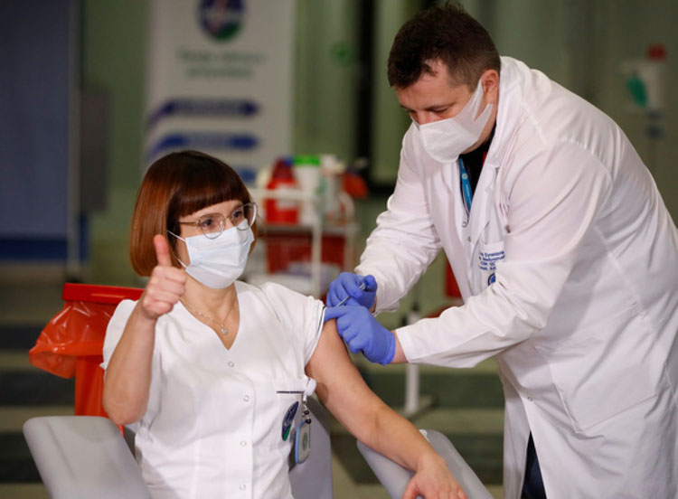 Một nữ y tá tiêm vaccine Covid-19 tại Ba Lan. (Ảnh: Reuters)