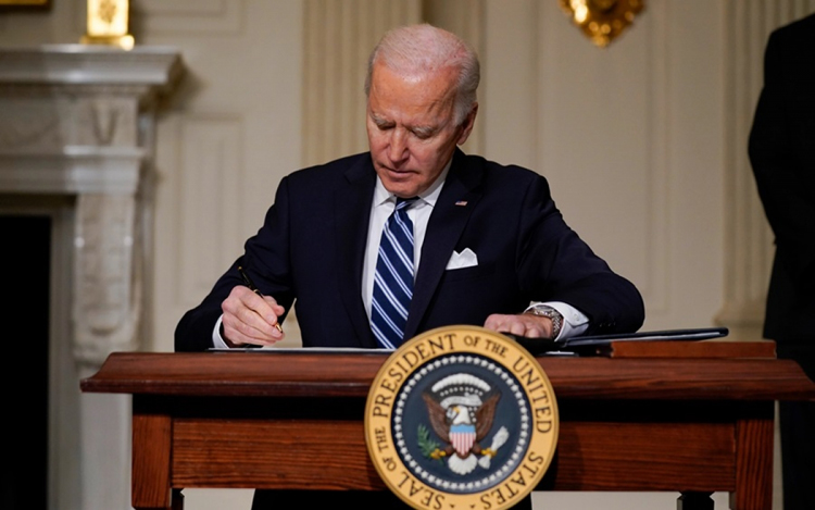 Tổng thống Mỹ Biden ký sắc lệnh. (Ảnh: KTLA.)