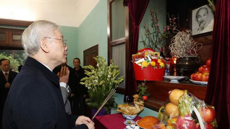 Tổng Bí thư Nguyễn Phú Trọng dâng hương tưởng niệm Chủ tịch Hồ Chí Minh.