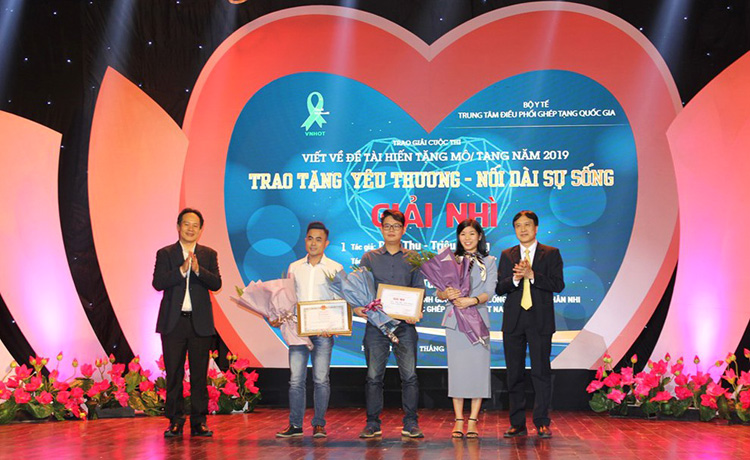 Lãnh đạo Trung tâm Điều phối ghép tạng Quốc gia trao giải cho các tác giả đoạt giải.