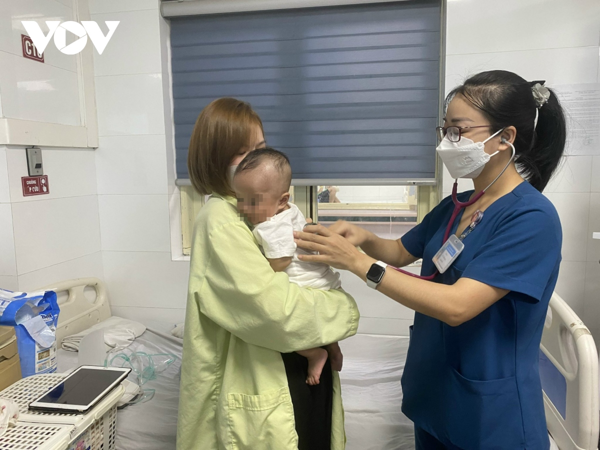 BS Vũ Thị Mai, Khoa Nhi, Bệnh viện Thanh Nhàn thăm khám cho trẻ bị viêm đường hô hấp.