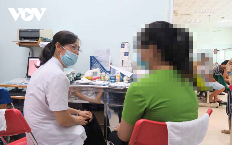 Nhân viên y tế trao đổi với trẻ vị thành niên khi phát thuốc điều trị HIV.