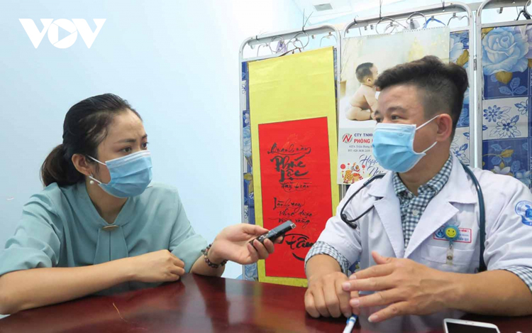 Bác sĩ Dư Tuấn Quy trăn trở về bệnh nhi HIV vị thành niên.
