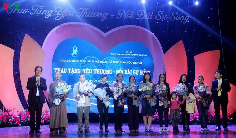 Trung tâm Điều phối Ghép tạng Quốc gia, Bộ Y tế tặng hoa tri ân người hiến tặng mô tạng.