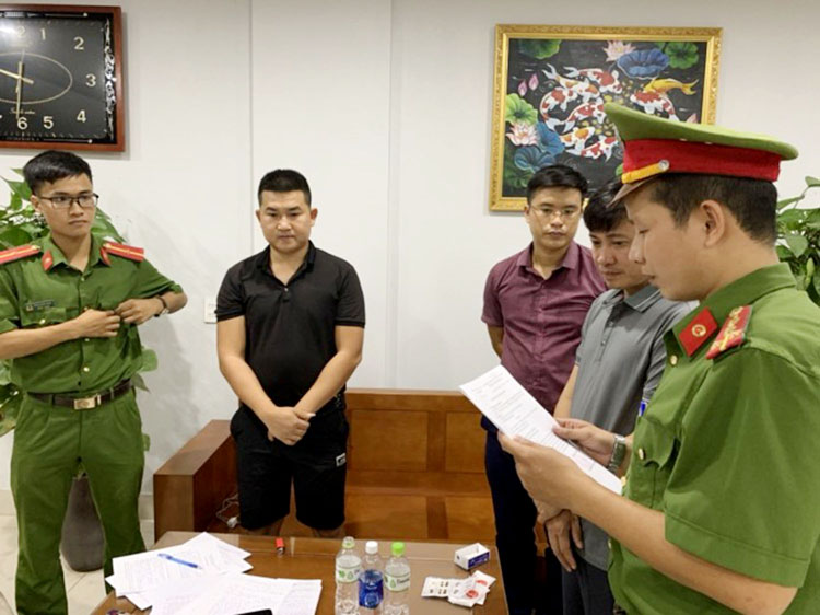 Cơ quan Công an tiến hành khám xét khẩn cấp chỗ ở của Nguyễn Anh Tuấn. (Ảnh: CA Quảng Bình)