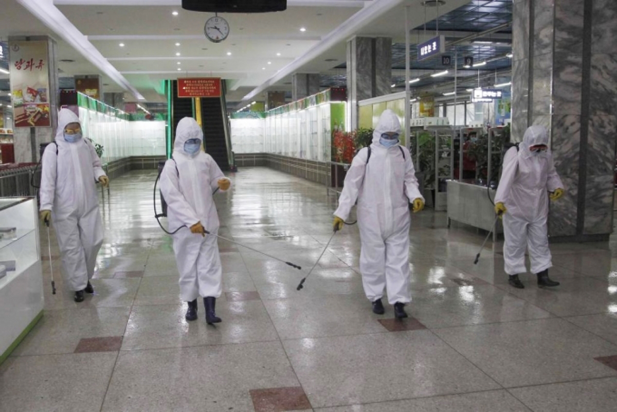 Nhân viên phun khử khuẩn tại bách hóa ở thủ đô Bình Nhưỡng của Triều Tiên cuối năm 2020. (Ảnh: AP) 
