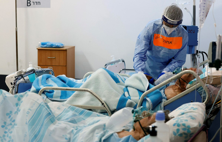 Nhân viên y tế điều trị cho bệnh nhân Covid-19 tại một bệnh viện ở Tel Aviv, Israel ngày 11/2/2021. (Ảnh: AFP/TTXVN)