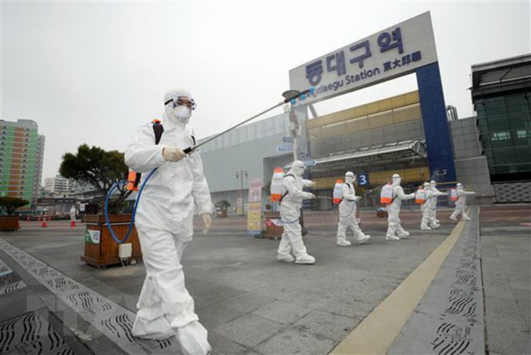 Nhân viên kiểm dịch phun thuốc khử trùng nhằm ngăn chặn sự lây lan của dịch COVID-19 tại khu vực nhà ga ở thành phố Daegu, Hàn Quốc ngày 29/2/2020. (Ảnh: Yonhap/TTXVN)