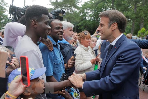 Tổng thống Pháp Emmanuel Macron tới bỏ phiếu bầu cử Quốc hội vòng hai, ở Le Touquet, miền Bắc Pháp, ngày 19/6/2022. (Ảnh: AFP/TTXVN)
