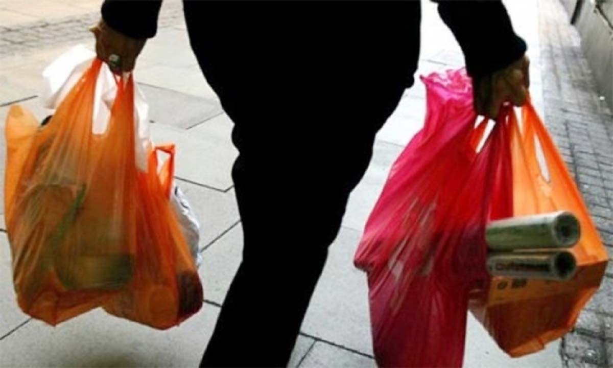 Rác thải nhựa vẫn đang là mối đe dọa đối với môi trường, cuộc sống với muôn vàn lý do khiến người dân chưa từ bỏ thói quen sử dụng túi nilon và sản phẩm nhựa dùng một lần.