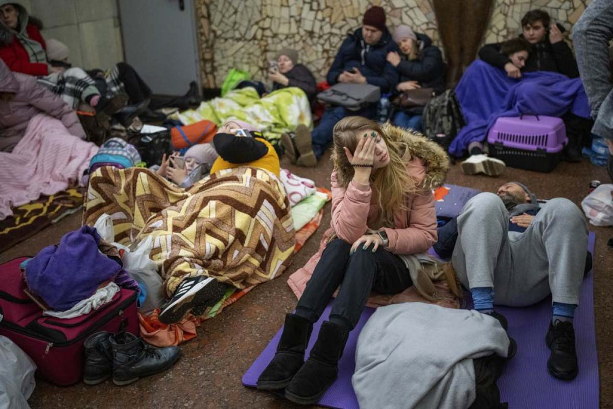 Người dân Ukraine nghỉ ngơi tại một ga tàu ở Kiev, được sử dụng làm nơi trú ẩn ngày 24/2/2022. (Ảnh: AP)